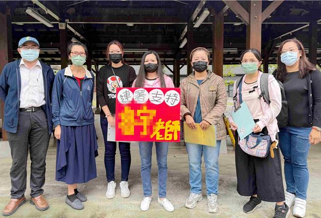 今嘉大附小许姓教师所带班级多位家长站出来连署，声援许老师。(吕妍庭摄)