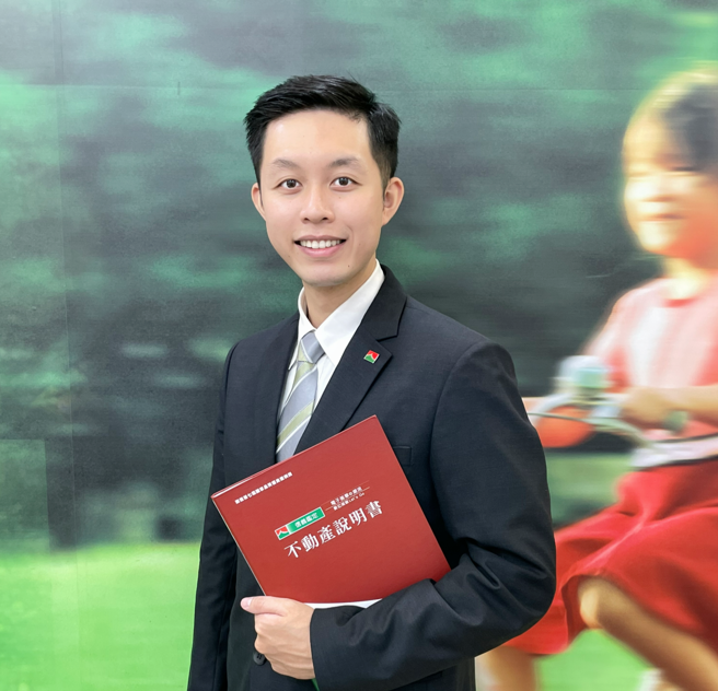 信義房屋林口中山店專案經理王逸霖從電信公司門市店長，轉換跑道至房仲業。至今入行3年半，曾連續12個月每月成交、最高單月收到13件委託，闖出好成績。(圖/信義房屋 提供)