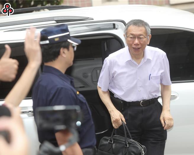 民眾党前党主席柯文哲分享台师大文学院长须文蔚文章，内容为3名台北地院法官希望赖清德总统特赦8旬老妇，柯文哲喊话，「我支持特赦这位老母亲，别在悲剧之上再制造另一个悲剧」。（中时资料照，陈君玮摄）