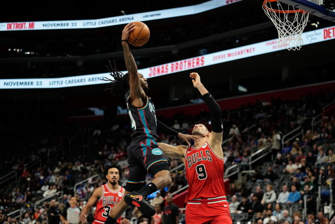 活塞後衛傑金斯飛身切入準備扣籃。(美聯社)