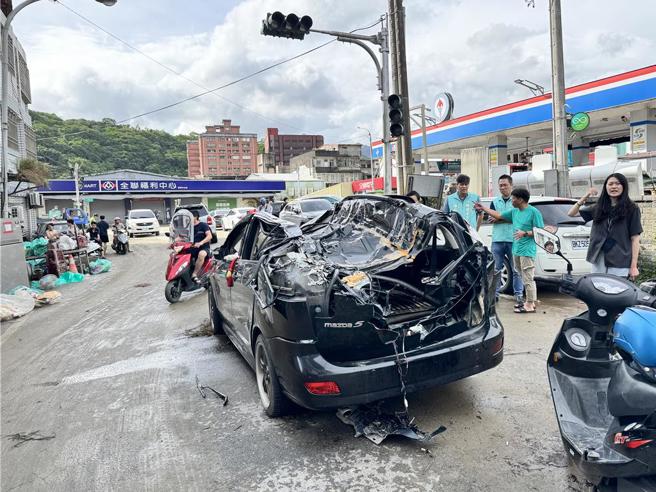 军方出动AAV7两栖突击车涉水救援时，不慎压毁两辆民眾车辆。（吴佩蓉摄）