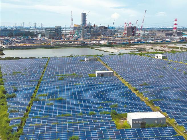 烏山頭水庫設光電板引起爭議，不少立委提案修正《環境影響評估法》、《觀光發展條例》、《地質法》、《國家公園法》，欲加嚴光電板環評及設置標準，立法院今日下午將進行朝野協商。（本報資料照片）