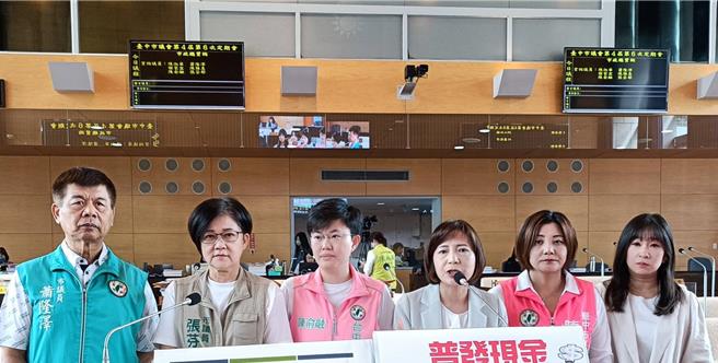 台中市議員陳俞融（左三）13日在市政總質詢問市長盧秀燕任內是否禁止廚餘養豬？（陳淑娥攝）