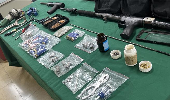 警方查扣改造枪支等证物。（翻摄照片／洪靖宜高雄传真）