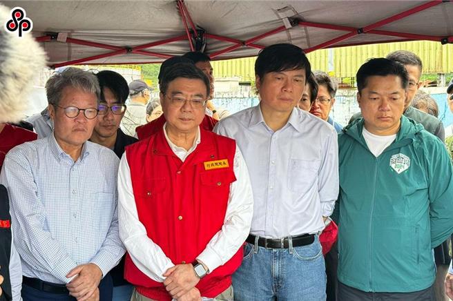 行政院長卓榮泰（左二）、行政院工程會主委陳金德（左一）於12日視察蘇澳溪分洪工程，允諾分洪道增加的21億元由中央埋單。（中時資料照，吳佩蓉攝）