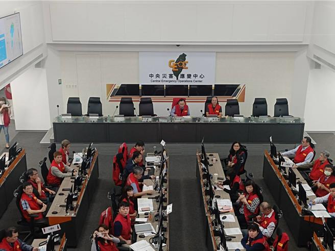 中央灾害应变中心今日上午举行凤凰颱风第八次工作会报。（消防署提供）