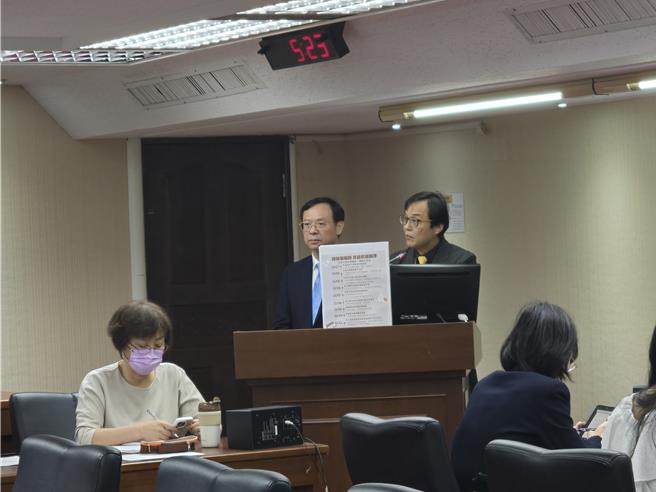 食藥署長姜至剛（右）表示，已在做溝通，目前看到是個案，但絕對不放棄橫向有更多的可能性。左為衛福部長石崇良。（林周義攝）