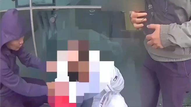 北市警南港分局查獲詐欺集團車手與收水手。（翻攝畫面）