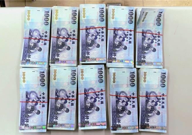 被害人帶50萬面交，警方埋伏逮捕車手與收水手。（翻攝畫面）