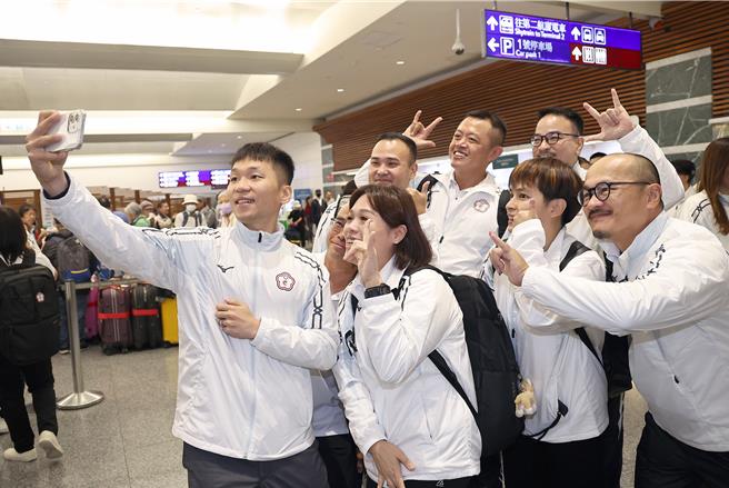 李洋（左）与团员自拍留念。（范扬光摄）