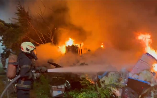 台南市安南區13日凌晨2時許，1棟木造平房起火，蔡姓屋主及時逃出，現場一片火海。（民眾提供／郭良傑台南傳真）