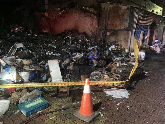 台南市安南區1棟木造平房起火，房屋被燒毀，機車及屋內物品付之一炬。（民眾提供／郭良傑台南傳真）