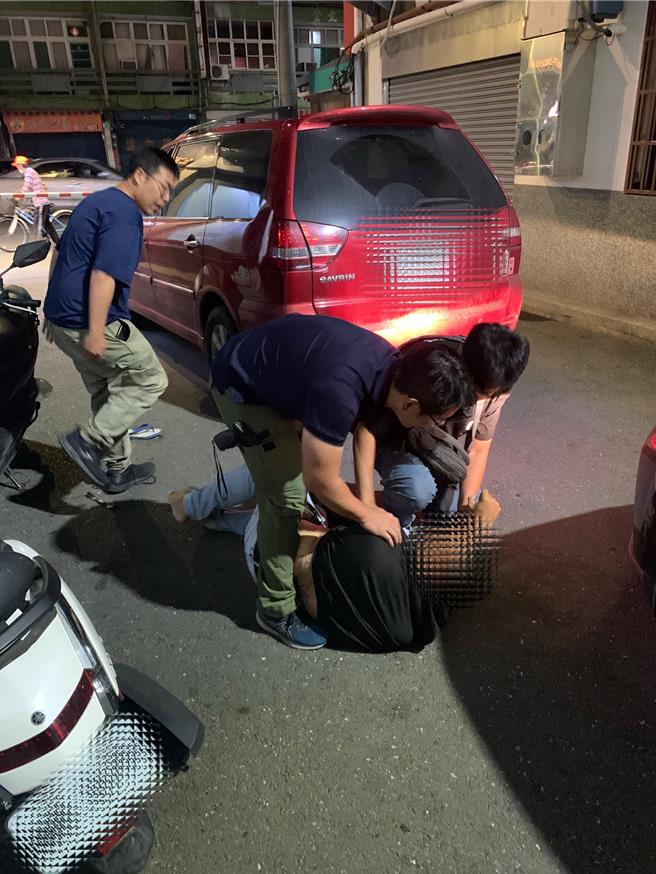 麻豆警方制伏跑到醫院對空鳴槍的莊男。（讀者提供／曹婷婷台南傳真）