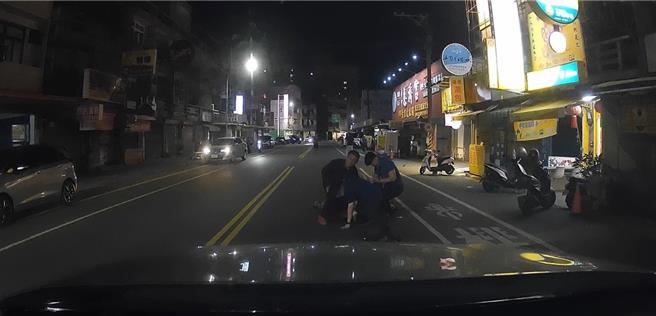 莊男與黃男在網路互嗆，還跑到醫院對空鳴槍，遭警方制伏逮回。（讀者提供／曹婷婷台南傳真）