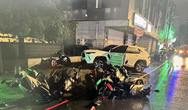 楊姓男子疑疲勞駕駛，衝撞路邊14輛機車。（警方提供）