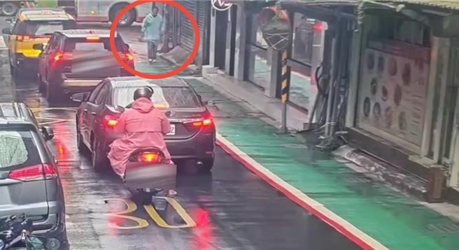 楊姓男子持鋸子去妻子公司理論，與妻子當街拉扯。（翻攝畫面）