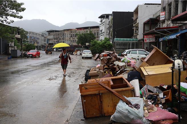 宜蘭縣蘇澳鎮受到鳳凰颱風影響損失慘重，今天宜蘭縣恢復上班上課，但有學生因教科書泡水而影響受教權，對此議員要求縣府盡快補足。（圖／蘇澳鎮公所）