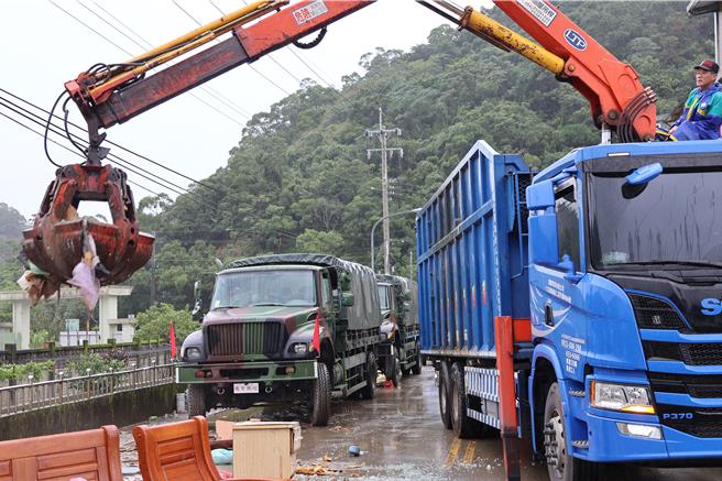 目前最急需的是大型清理機具與人力支援。（蘇澳鎮公所提供／吳佩蓉宜蘭傳真）