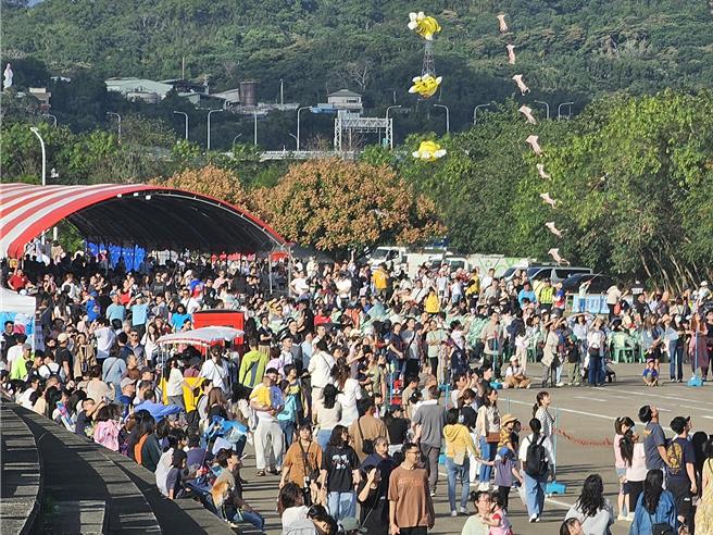 苗栗市今年风筝节创下歷年新高人潮！「苗栗2025风筝文化暨客家美食节」首度连续举办3天，结合客家粄条节、十大伴手礼颁奖及客家四炆四炒等活动，吸引超过10万名游客造访。（苗栗市公所提供／吕丽甄苗栗传真）