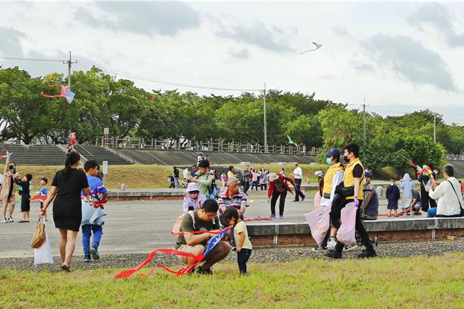 苗栗市今年风筝节创下歷年新高人潮！「苗栗2025风筝文化暨客家美食节」首度连续举办3天，结合客家粄条节、十大伴手礼颁奖及客家四炆四炒等活动，吸引超过10万名游客造访。（苗栗市公所提供／吕丽甄苗栗传真）