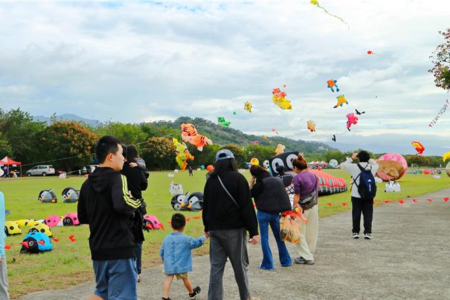 苗栗市今年风筝节创下歷年新高人潮！「苗栗2025风筝文化暨客家美食节」首度连续举办3天，结合客家粄条节、十大伴手礼颁奖及客家四炆四炒等活动，吸引超过10万名游客造访。（苗栗市公所提供／吕丽甄苗栗传真）