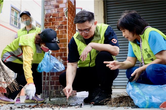 民進黨2026高雄市長初選白熱化，有意爭取提名的立委把握衝刺階段，各自出招，賴瑞隆到巡守隊當志工，協助清理環境。（賴瑞隆提供／洪浩軒高雄傳真）