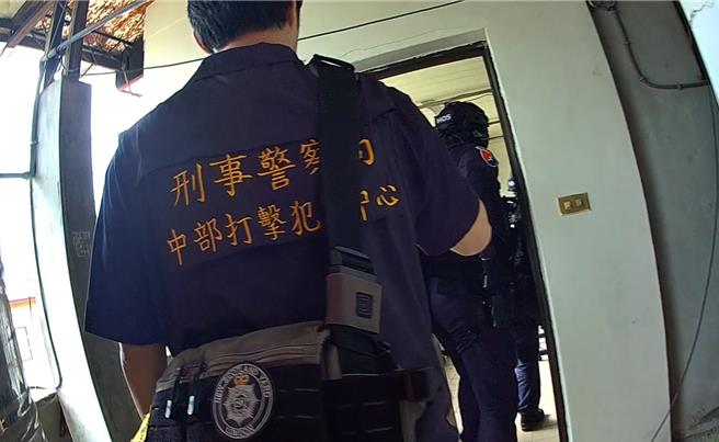 警方攻坚逮人。（民眾提供／李京升台中传真）
