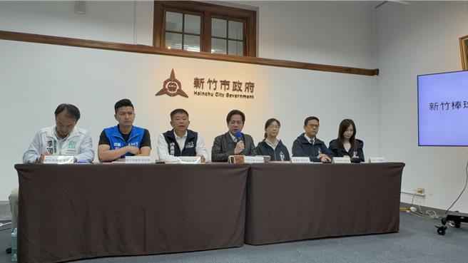 新竹市代理市长邱臣远（左四）13日亲自主持「新竹棒球场时事澄清」记者会，驳斥7大错假讯息与言论。（陈育贤摄）