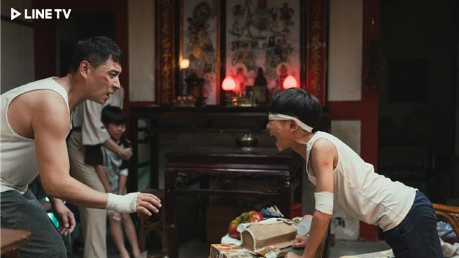 《豬人》洪君昊（右）與豬靈魂交換後把家裡弄得一團糟。（LINE TV提供）