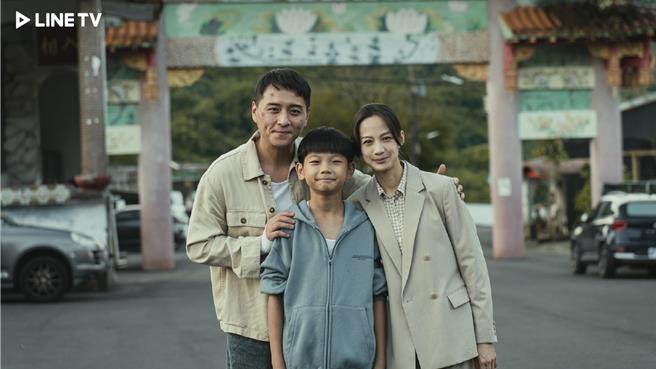 鄭人碩（右）、簡嫚書飾演一對離異夫妻，大兒子洪君昊（中）意外與豬交換靈魂。（LINE TV提供）