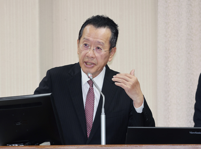 国防部长顾立雄13日出席立法院外交及国防委员会报告「国军编现比提升之具体方案及因应作法」并备质询。（姚志平摄）