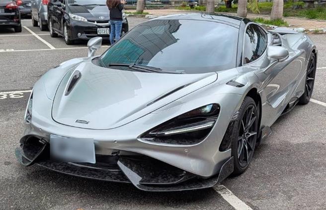 23歲范姓男子假冒是知名建設公司董事兒子，並佯稱自己有折合台幣約11.7億元加密貨幣，更投資AI晶片、電腦公司等。假稱需繳納建案工程款、加碼投資比特幣、出售AI晶片等，對外詐騙5639萬餘元維持奢靡生活。桃園地檢署依詐欺罪起訴，並請法院從重量刑14年6月。（檢方提供）