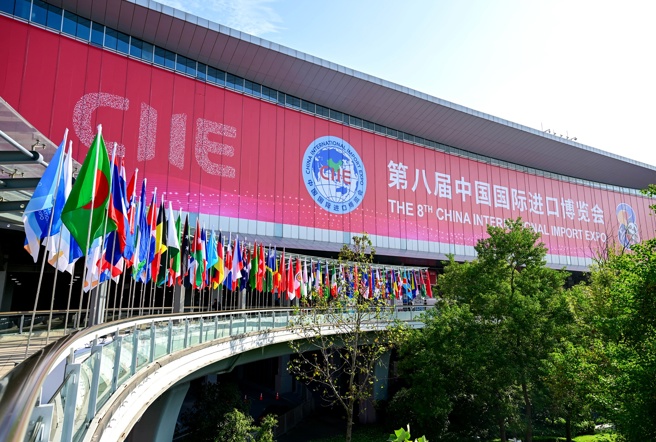 美国联邦政府关门，导致美国农业部官员缺席2025年的中国国际进口博览会，让美中错失这次深入交流机会。（新华社）