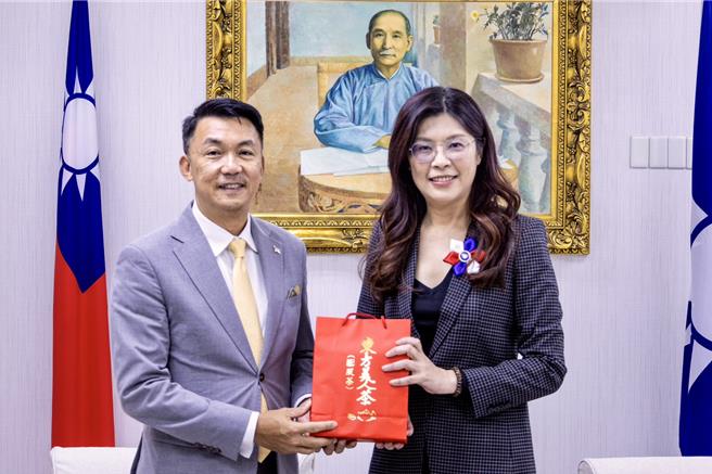 國民黨主席鄭麗文（右）與新加坡駐台代表葉偉傑（左）。（國民黨提供）