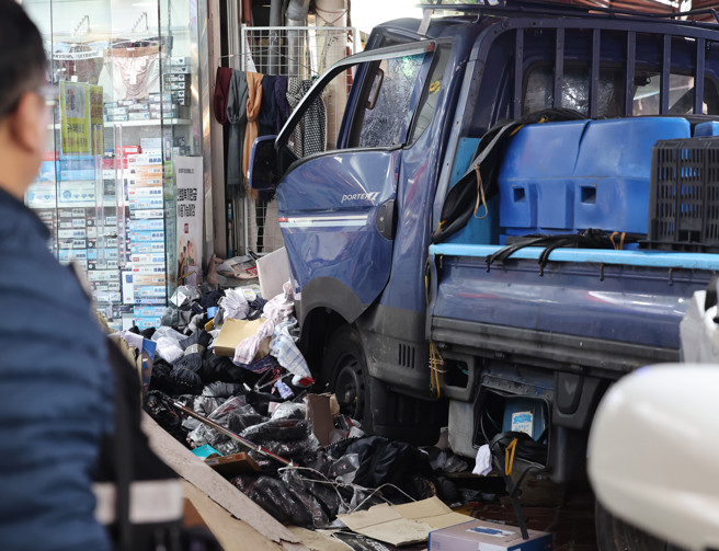 1名60多歲的南韓駕駛13日暴衝進京畿道富川市五井區元宗洞的市場內，導致至少兩死18傷。（Newsis/美聯社）