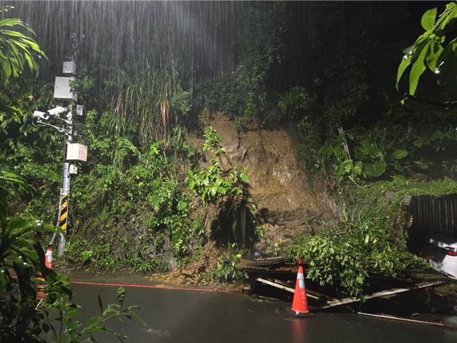 基隆市日前受鳳凰颱風外圍環流及東北季風共伴效應影響，多處發生土石塌坍及積淹水災情，基隆市長謝國樑認為，現行停班課標準未能考慮極端氣候，市府將與氣象團隊討論自有規範補正。（議員林旻勳提供／張志康基隆傳真）