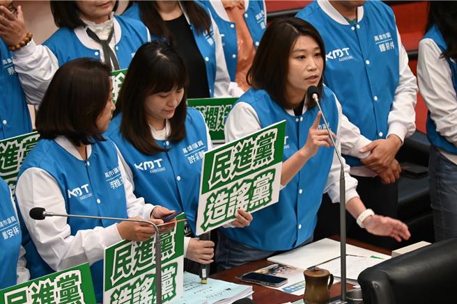 國民黨團總召黃香菽（前右）回嗆，「是不是沒有柯志恩，民進黨就沒新聞？」（國民黨提供）