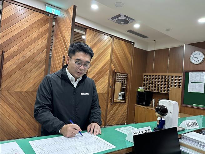 民進黨市議員邱俊憲今（13）日痛批，國民黨杯葛預算讓議會陷入停擺，形同蓄意拖垮議會運作，更點名背後主導的「影武者」是立委柯志恩。（摘自邱俊憲臉書）