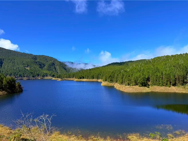 「翠峰湖環山步道」也維持局部開放，遊客可從西口行走至1.1公里景觀平台，或從東口通往3.6公里觀湖平台。（吳佩蓉攝）