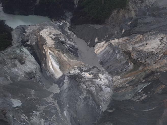 花蓮馬太鞍溪堰塞湖溢流口下方，今天又形成一個新的小型堰塞湖。（林保署花蓮分署提供／羅亦晽花蓮傳真）