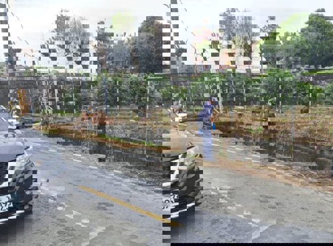 警方将男子救起，但已无生命迹象。（萧宥彤翻摄）