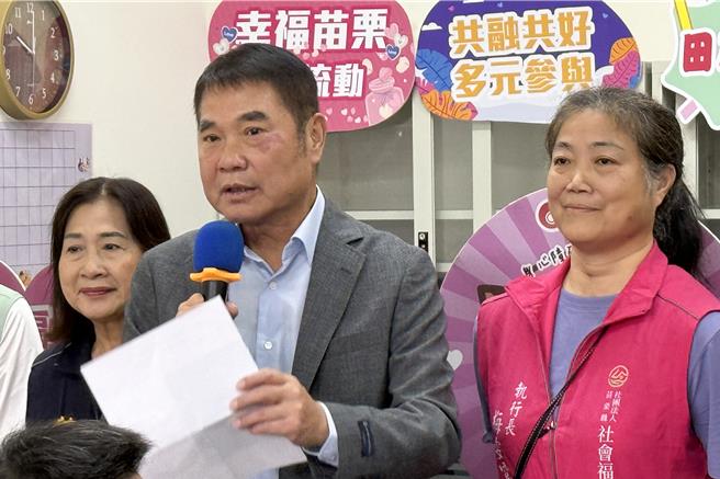 苗栗县长锺东锦（右二）表示，田芯工坊揭牌为全县第7座日间照顾据点，感谢社福协会及房东黄正旺提供舒适环境，让身心障碍朋友获得更好的学习与生活空间。（吕丽甄摄）