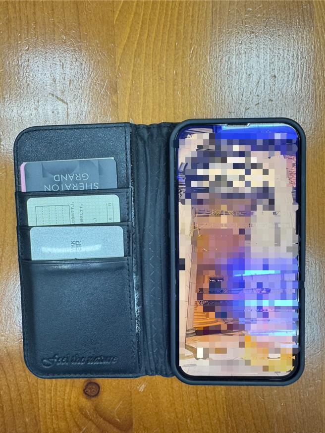 员警根据手机壳内的饭店房卡找到失主。（警方提供）