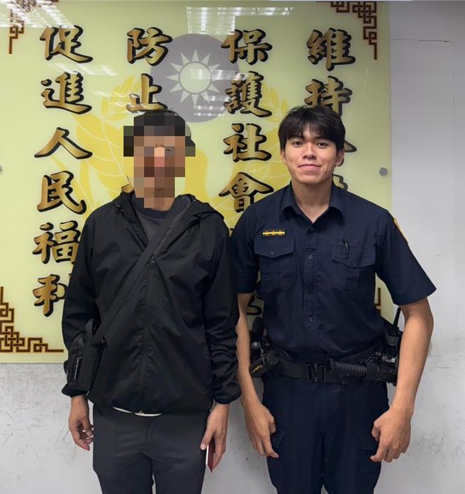 日籍旅客找回遗失的手机，对员警迅速处理的效率感谢不已。（警方提供）