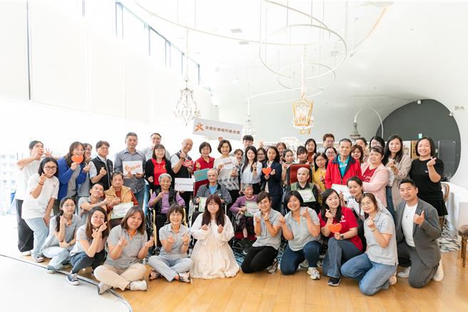 參與長者與工作人員大合照。（基金會提供／李京昇台中傳真）