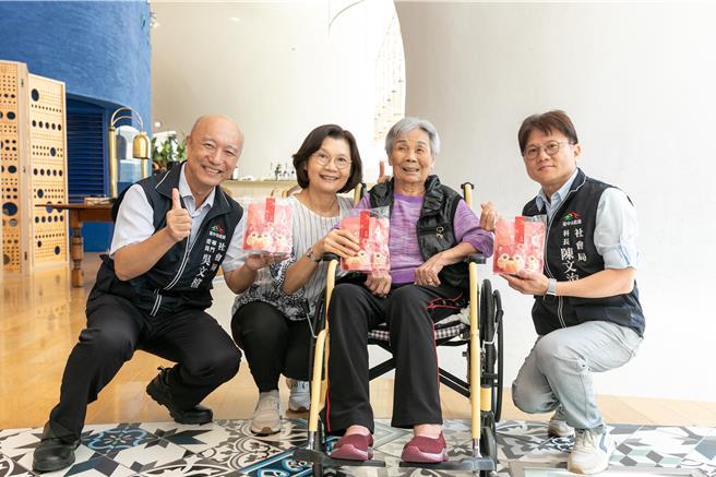 長者特別致贈小禮物感謝市府及永信基金會。（基金會提供／李京昇台中傳真）