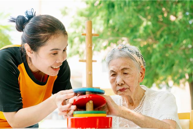 長者移除鼻胃管後，特別請攝影團隊拍攝沙龍照。（基金會提供／李京昇台中傳真）