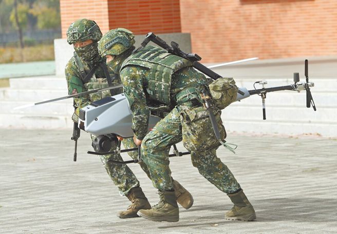 圖為陸軍裝甲第564旅操演戰車戰鬥隊反空機降操演，派出無人機偵測。（本報資料照片）