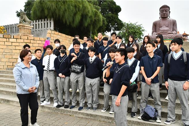 日本高中生來彰化見學，12日下午參訪八卦山大佛風景區，縣長王惠美(左一)親自接待。（彰化縣政府提供／葉靜美彰化傳真）