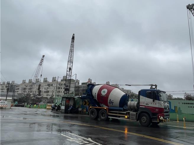 桃園鐵路地下化正在興建平鎮臨時站，基地位置鄰近社區大樓，居民投訴夜間機具施作噪音擾民。（呂筱蟬攝）